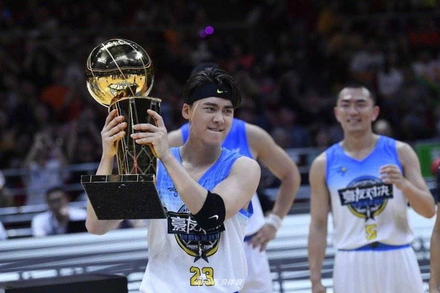 林书豪晒合影为李易峰庆生 称5月8日将有惊喜