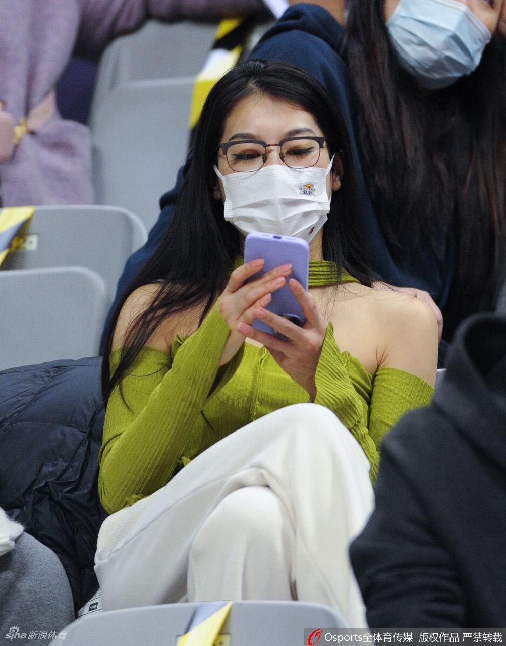 CBA第三阶段开启 女球迷现场助威