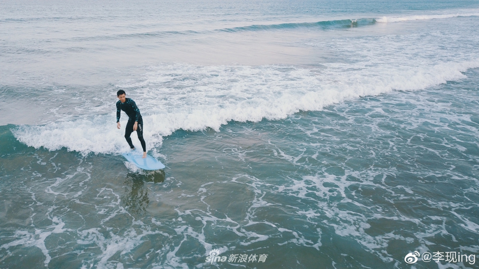 李现绿洲分享冲浪大片 挥洒汗水展露笑容