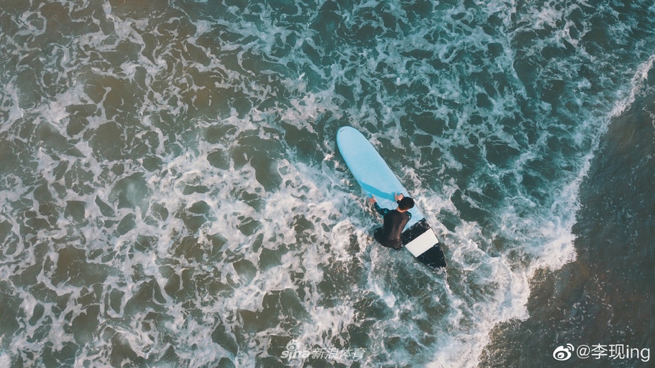 李现绿洲分享冲浪大片 挥洒汗水展露笑容