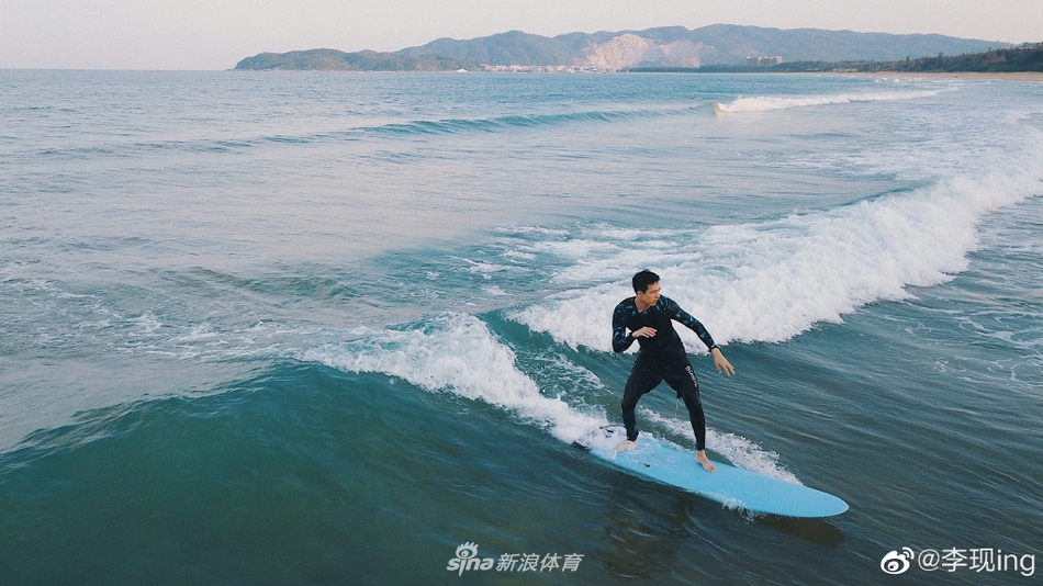 李现绿洲分享冲浪大片 挥洒汗水展露笑容