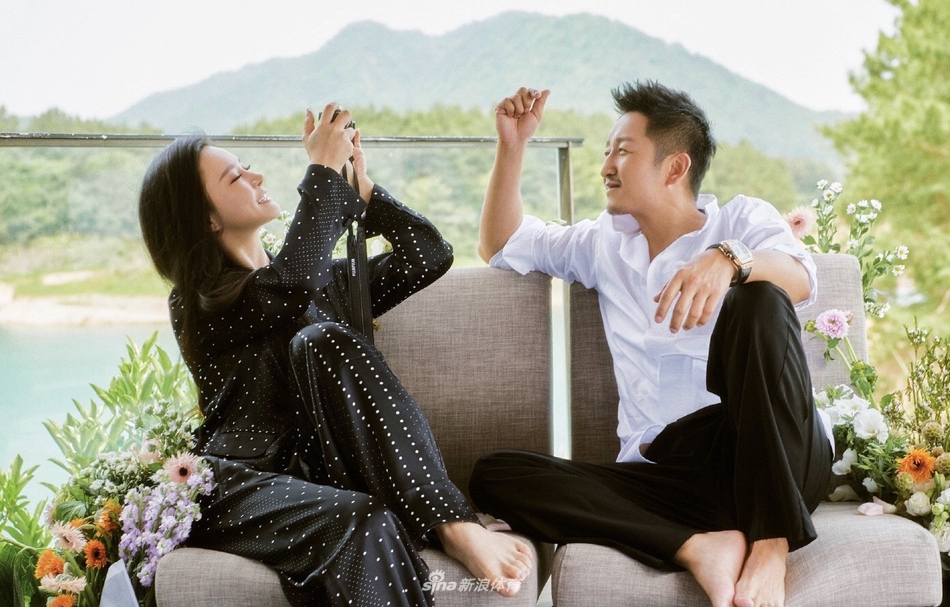 邹市明一家四口合照 与娇妻冉莹颖手拉手秀恩爱