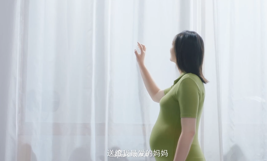 惠若琪手抚孕肚拍摄广告写真大片