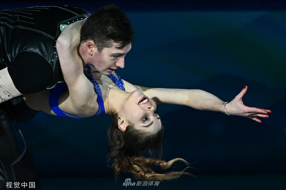 冰上盛宴！花滑表演赛群星联袂献技