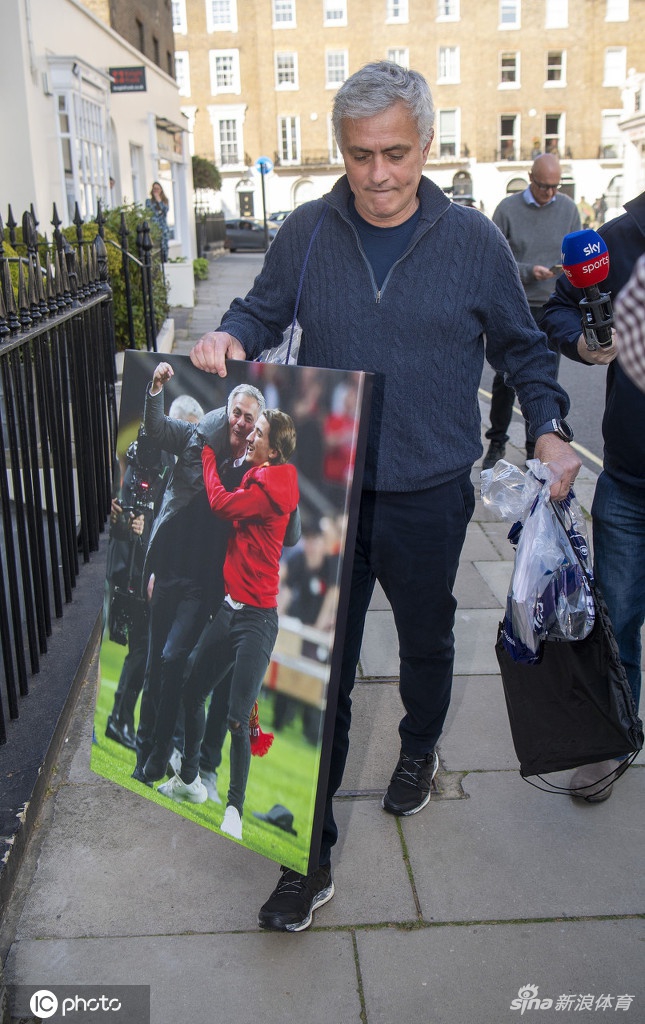 穆里尼奥下课后收拾行囊回家 随身携带生涯辉煌时刻照片