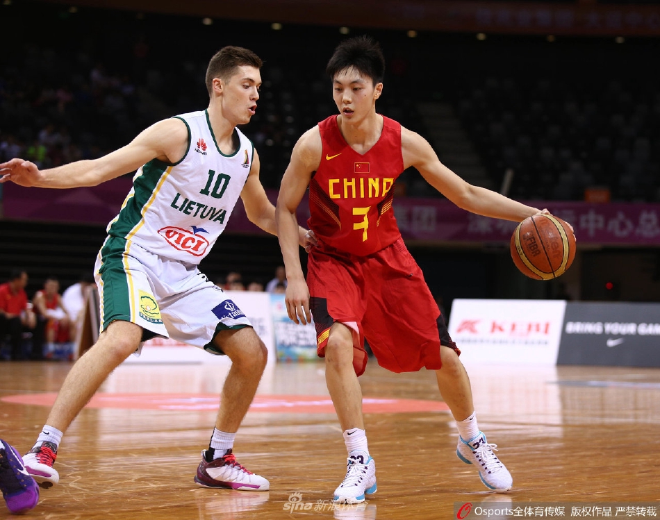 青春洋溢！国青男篮时期的胡明轩