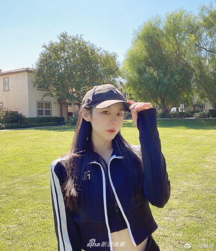 奥运冠军邓琳琳穿黑色套装露小蛮腰 又酷又美