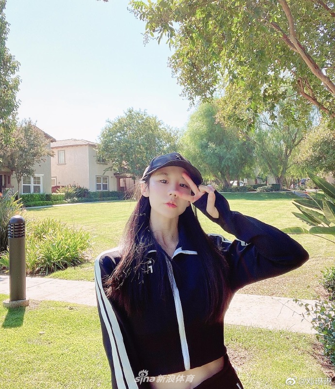 奥运冠军邓琳琳穿黑色套装露小蛮腰 又酷又美