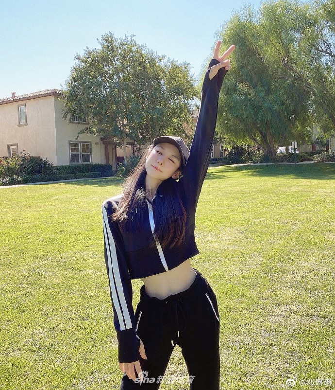 奥运冠军邓琳琳穿黑色套装露小蛮腰 又酷又美