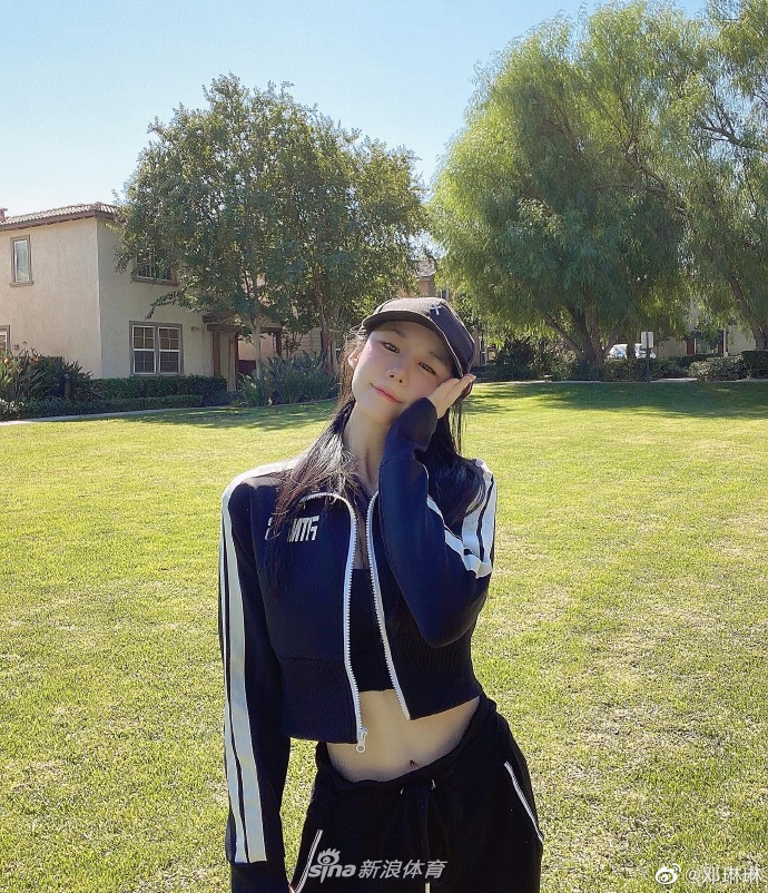 奥运冠军邓琳琳穿黑色套装露小蛮腰 又酷又美