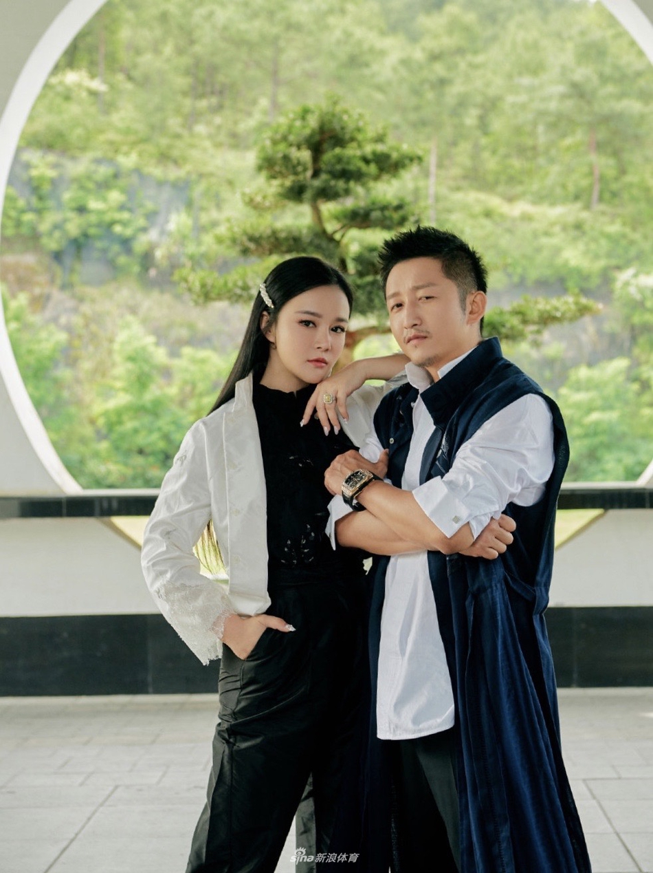 邹市明一家四口合照 与娇妻冉莹颖手拉手秀恩爱