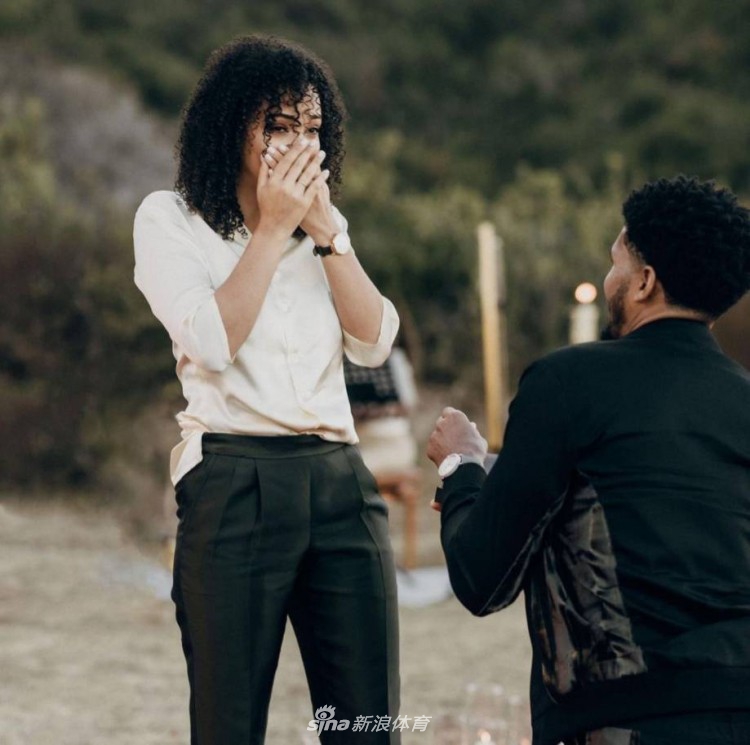 祝贺！哈里斯求婚成功