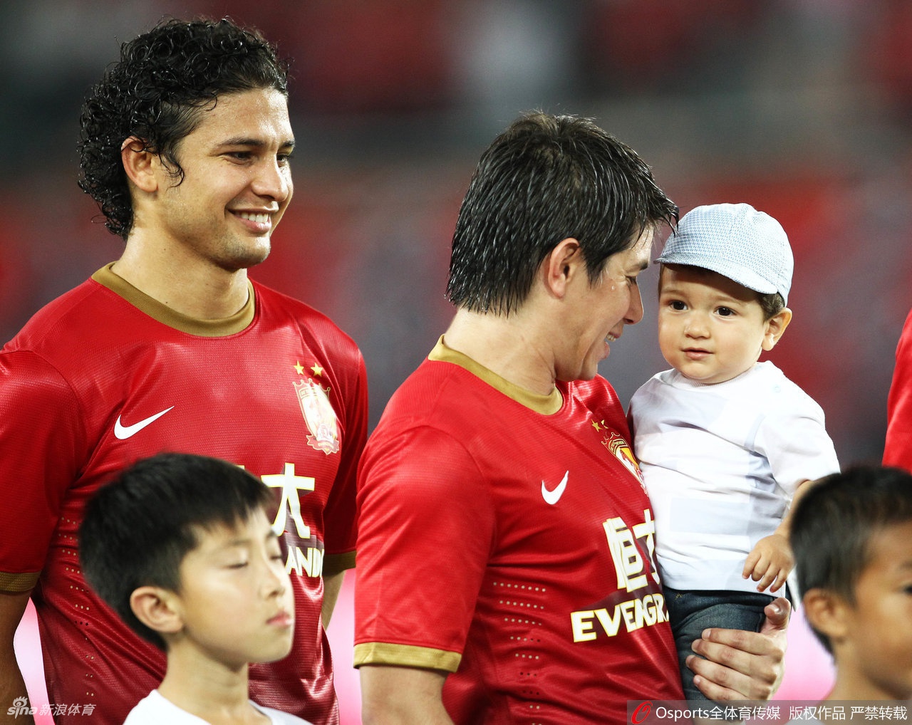 曝孔卡要回中国复出 晒照秀腹肌37岁身材没走样