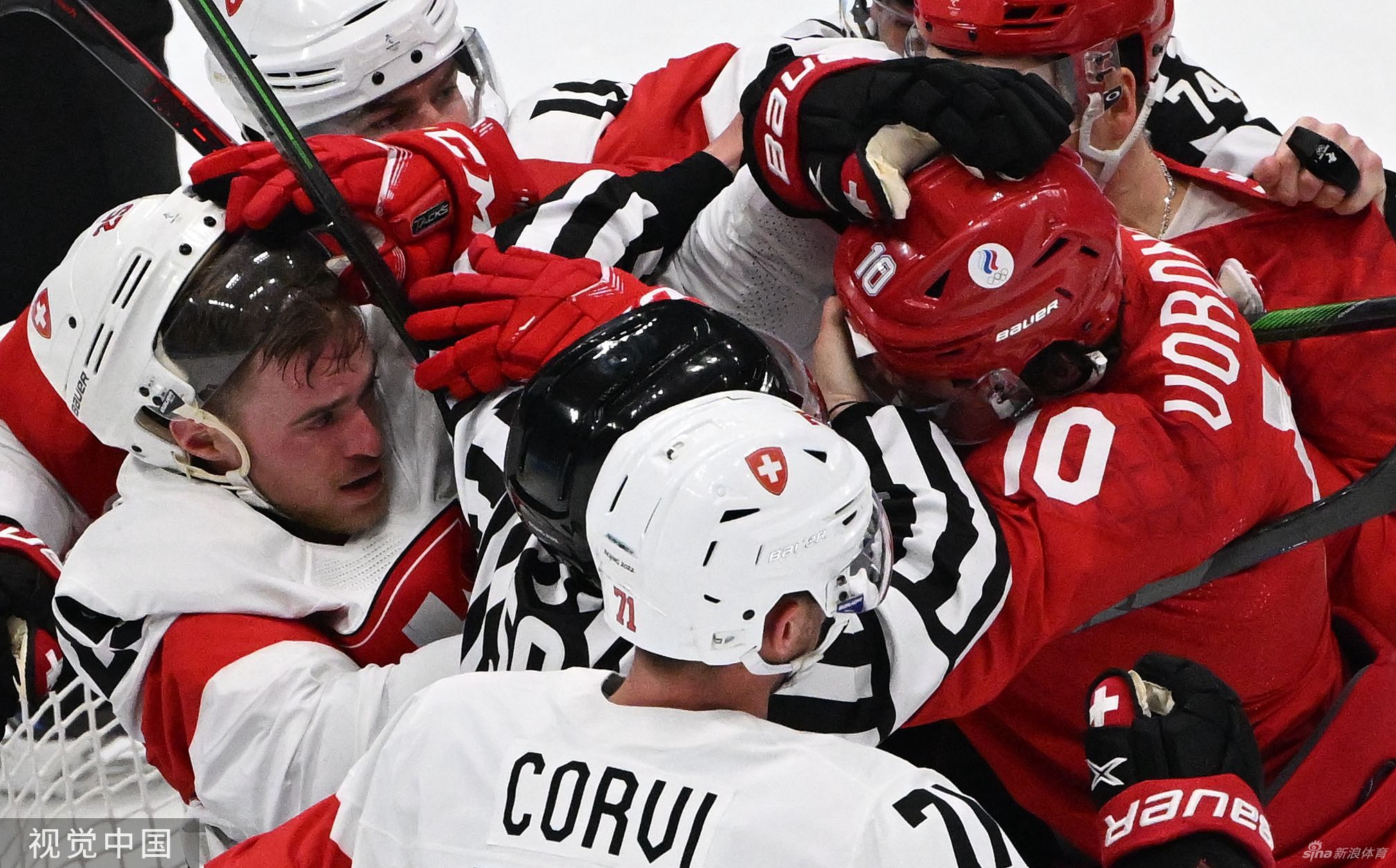 男冰揭幕战俄瑞爆发冲突 多人混战裁判都挨揍