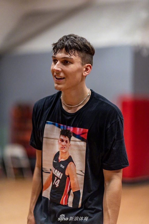 希罗训练照曝光 衣服上的歪嘴表情包成亮点