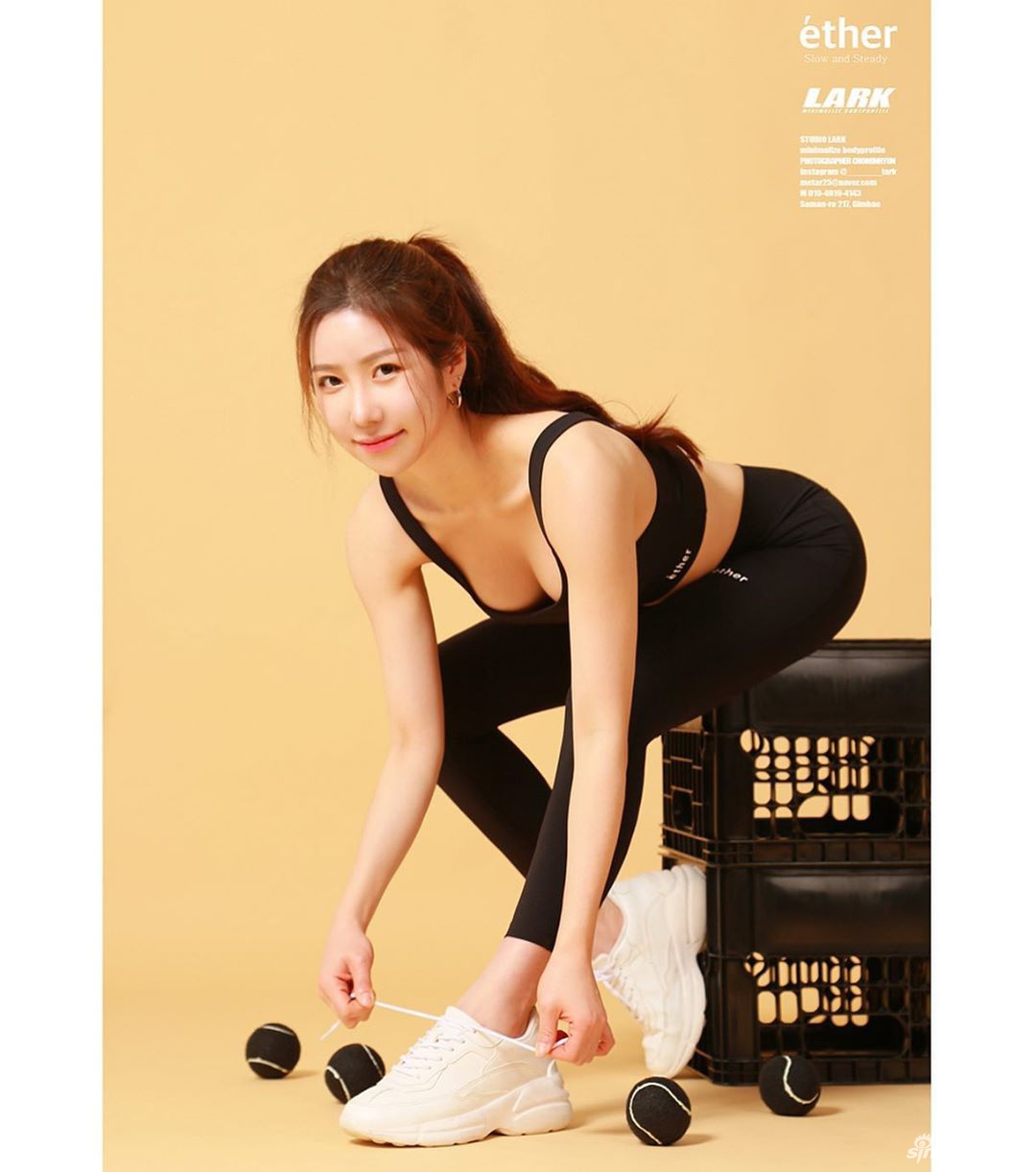 模特小美女爱健身秀一字马 这身材什么水平