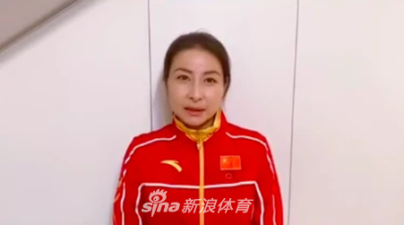 郭晶晶穿跳水队服为河北加油 状态佳气质不输当年