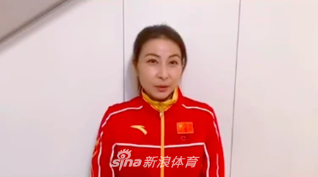 郭晶晶穿跳水队服为河北加油 状态佳气质不输当年