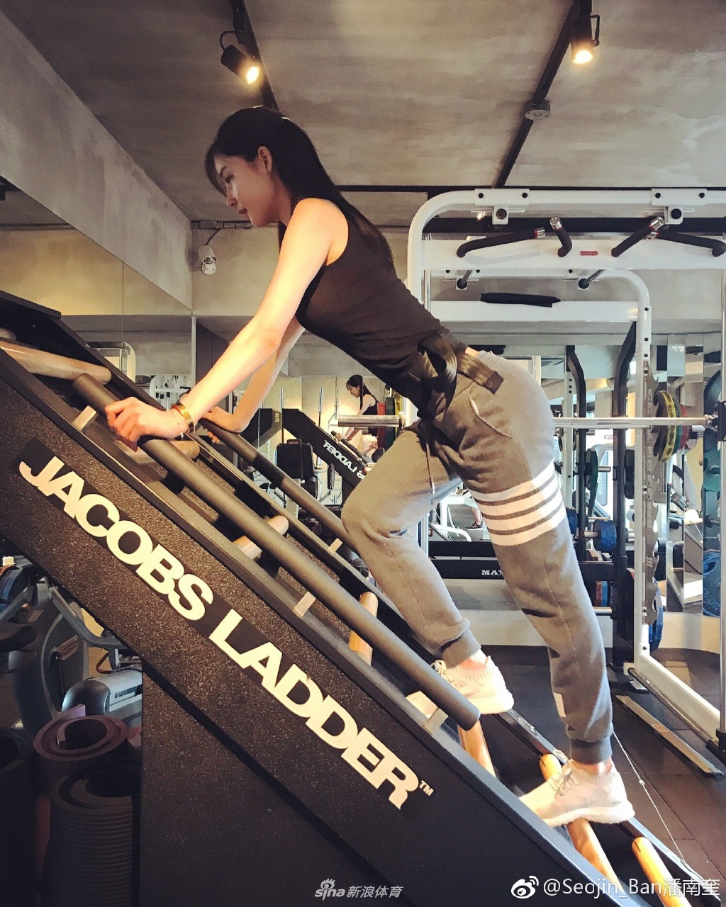 比你瘦还比你拼健身网红美女夏天到来前狠练