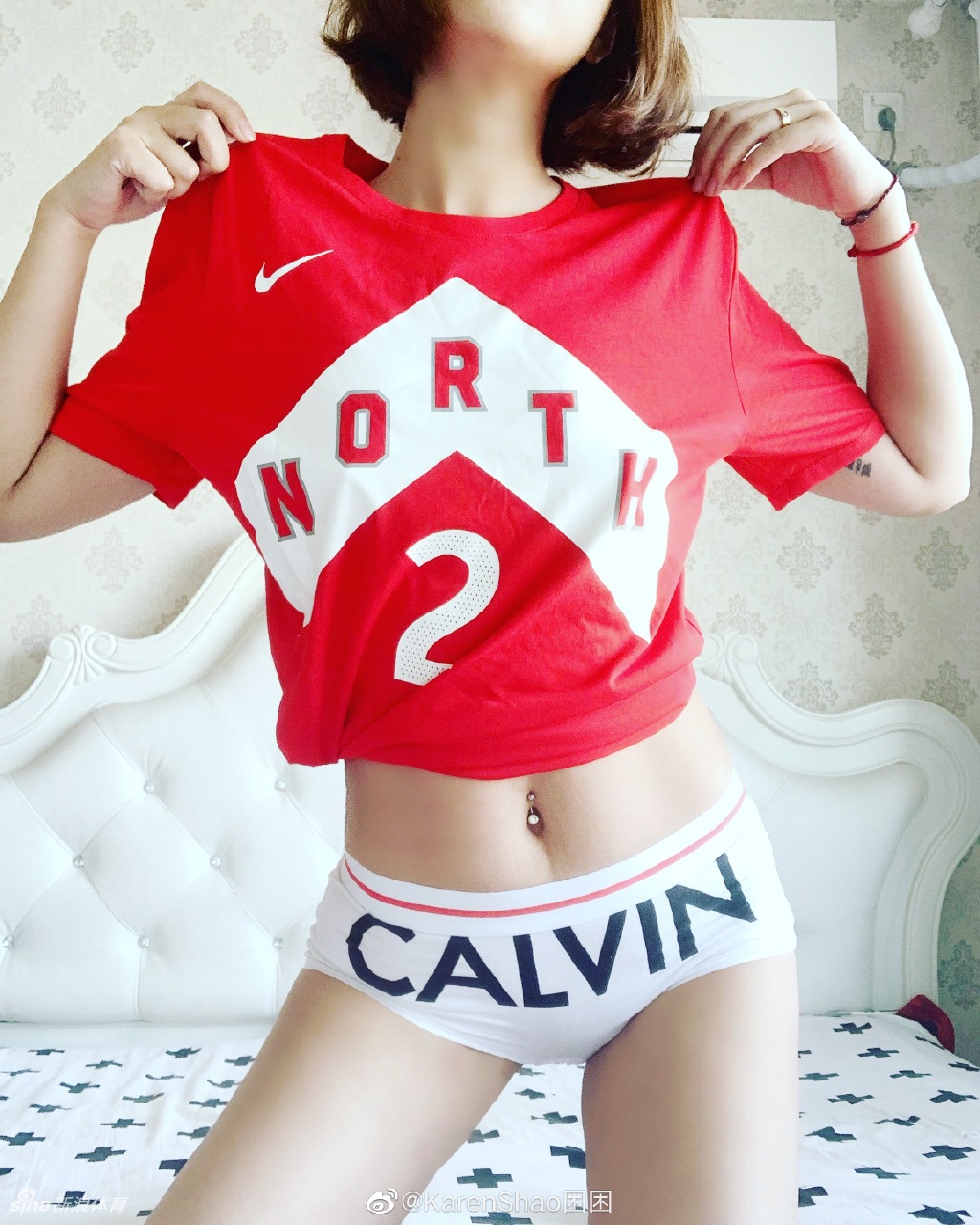 卡哇伊女球迷长腿令人瞩目 在高跟与球鞋间切换