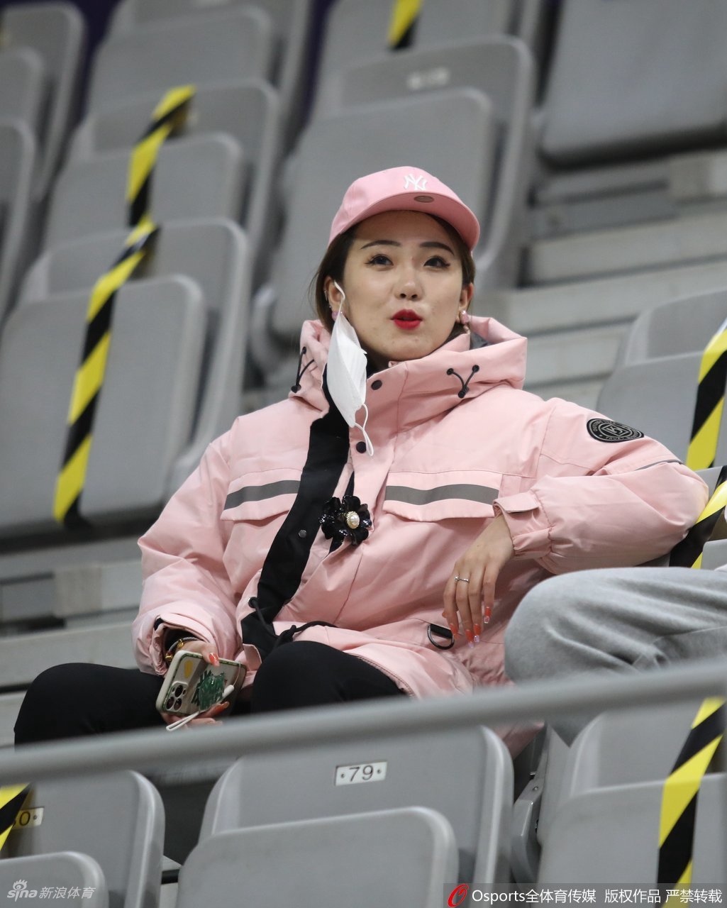 CBA第三阶段开启 女球迷现场助威