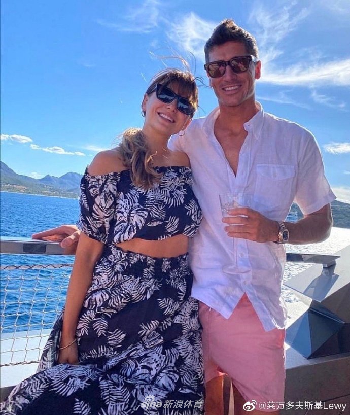 莱万多夫斯基与妻子的假日之旅 乐在其中无法自拔