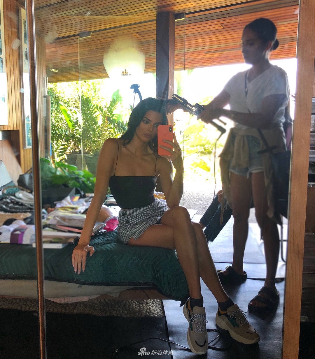 NBA新人王前女友米兰走秀 大长腿撩人