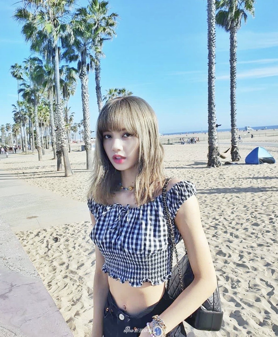 Lisa变身小“腰精” 大秀性感腹肌 一头红发眼神超A未来感十足