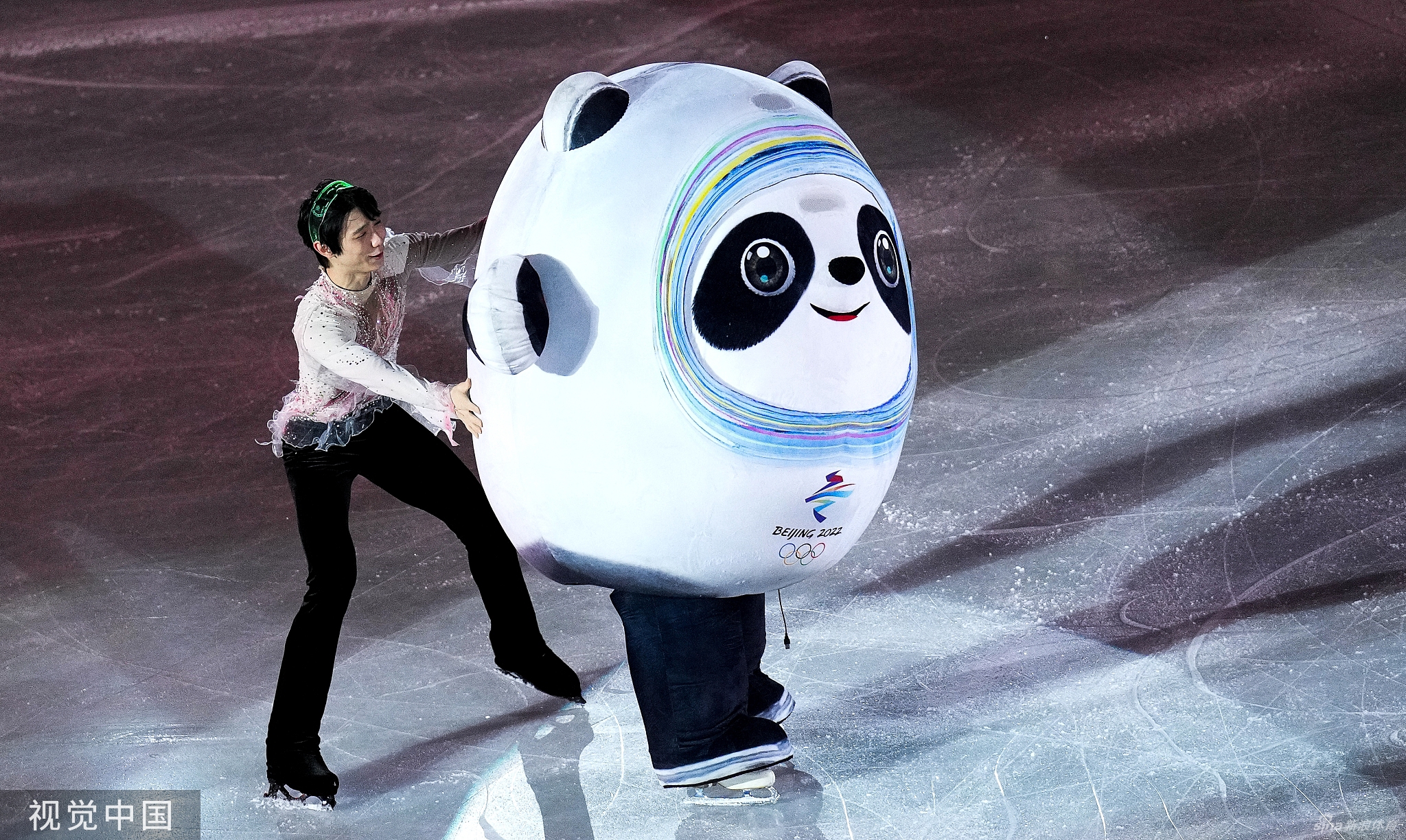 花滑表演赛选手返场 冰墩墩闪亮登场互动