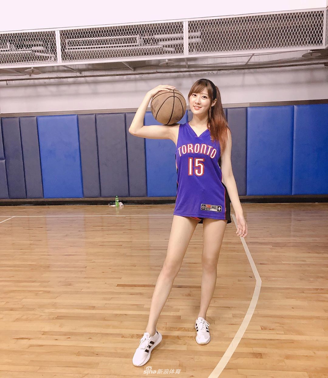 美女球迷为猛龙新赛季助威 傲人大长腿夺人眼球