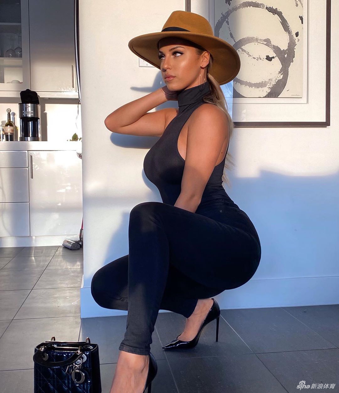 快船前锋美妻晒与丈夫亲密合影 丰满好身材令帕特森欲罢不能