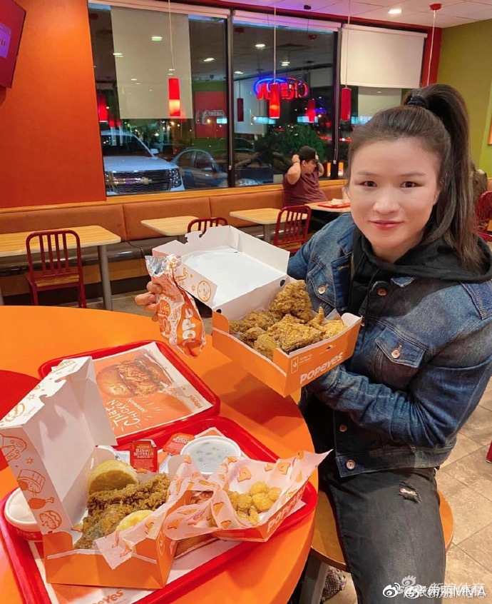 张伟丽滞留美国哭诉很想家：很压抑 担心飞机上被感染