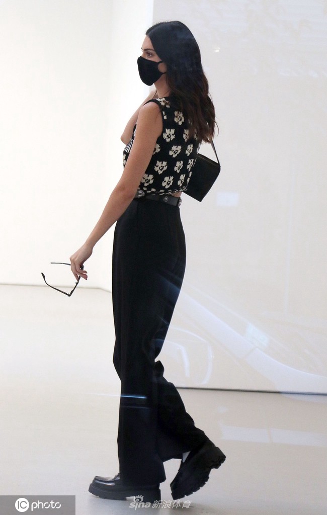 布克女友肯豆纽约参观画展 纯黑长裤更显“腿精”身材