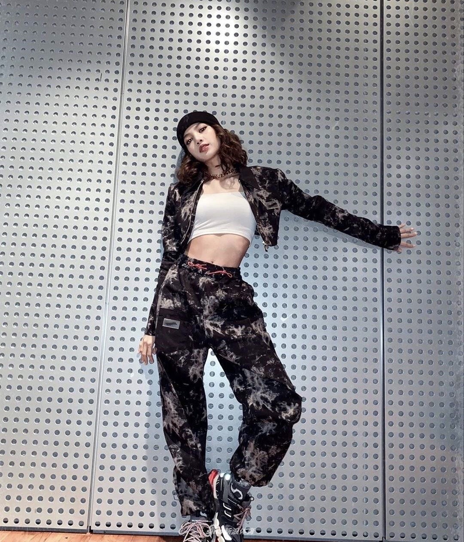 Lisa变身小“腰精” 大秀性感腹肌 一头红发眼神超A未来感十足