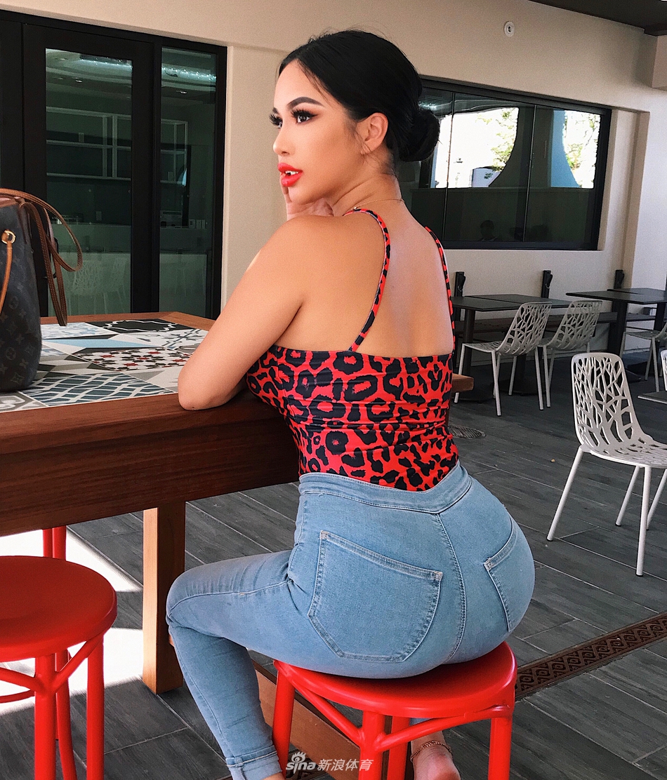 勇士性感模特女球迷私房写真