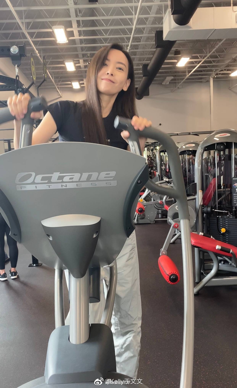 美女歌手于文文健身打卡超开心