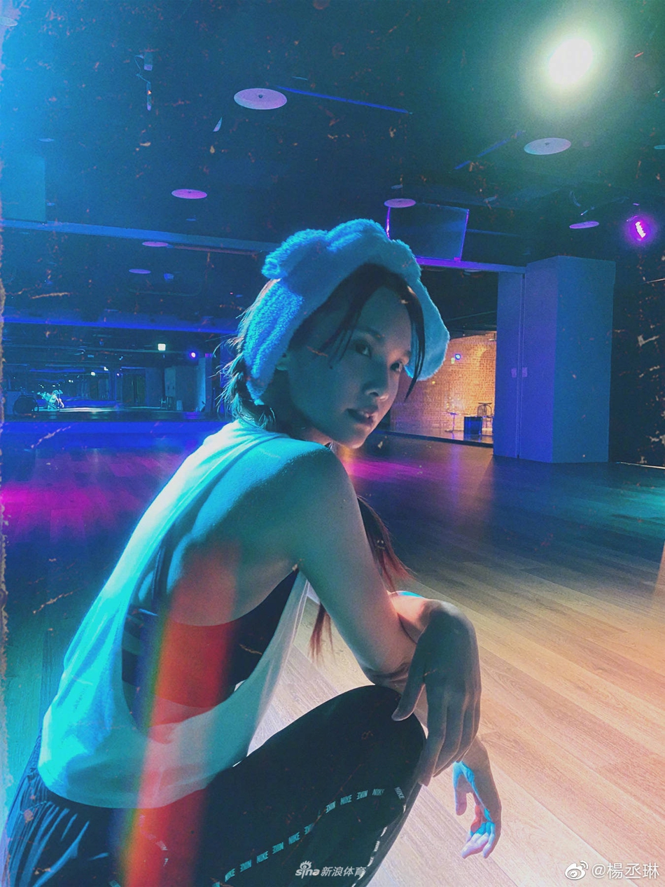 杨丞琳与陈妍希亲嘴照 一起健身Zumba香汗淋漓