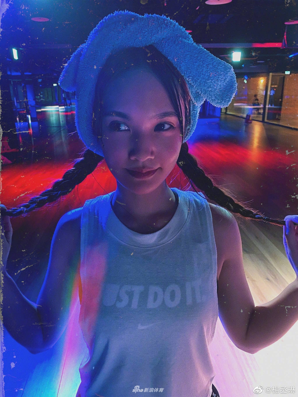 杨丞琳与陈妍希亲嘴照 一起健身Zumba香汗淋漓