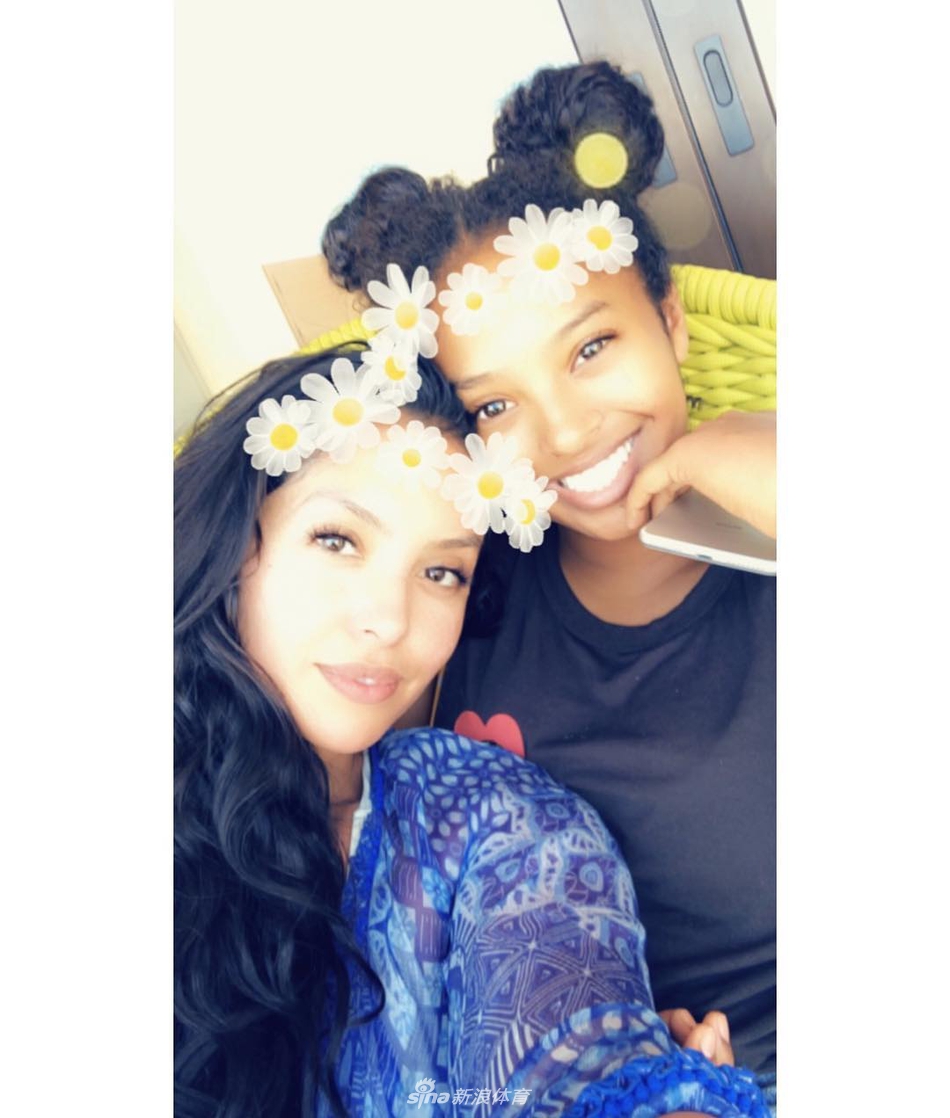 科比爱妻迷上美颜相机 疯狂自拍