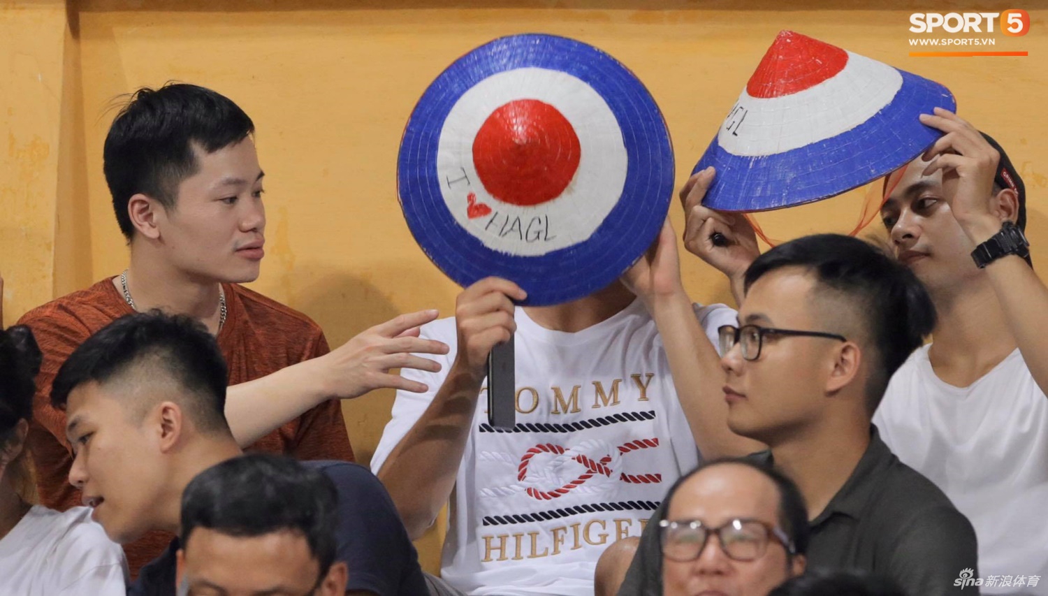 越南足球联赛重启允许球迷回归 戴口罩者寥寥无几