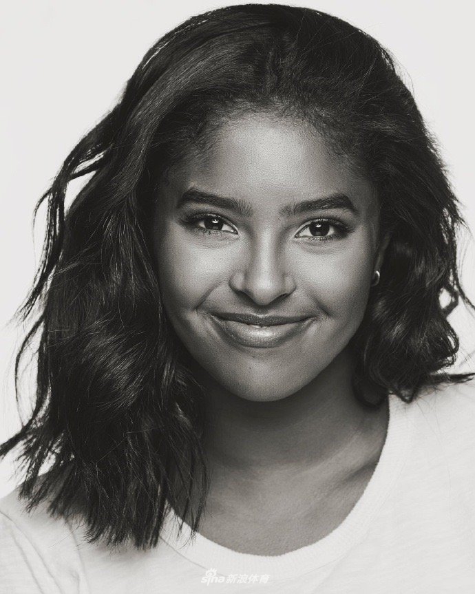 瓦妮莎晒自己和大女儿写真 感慨女儿眼睛像爸爸科比