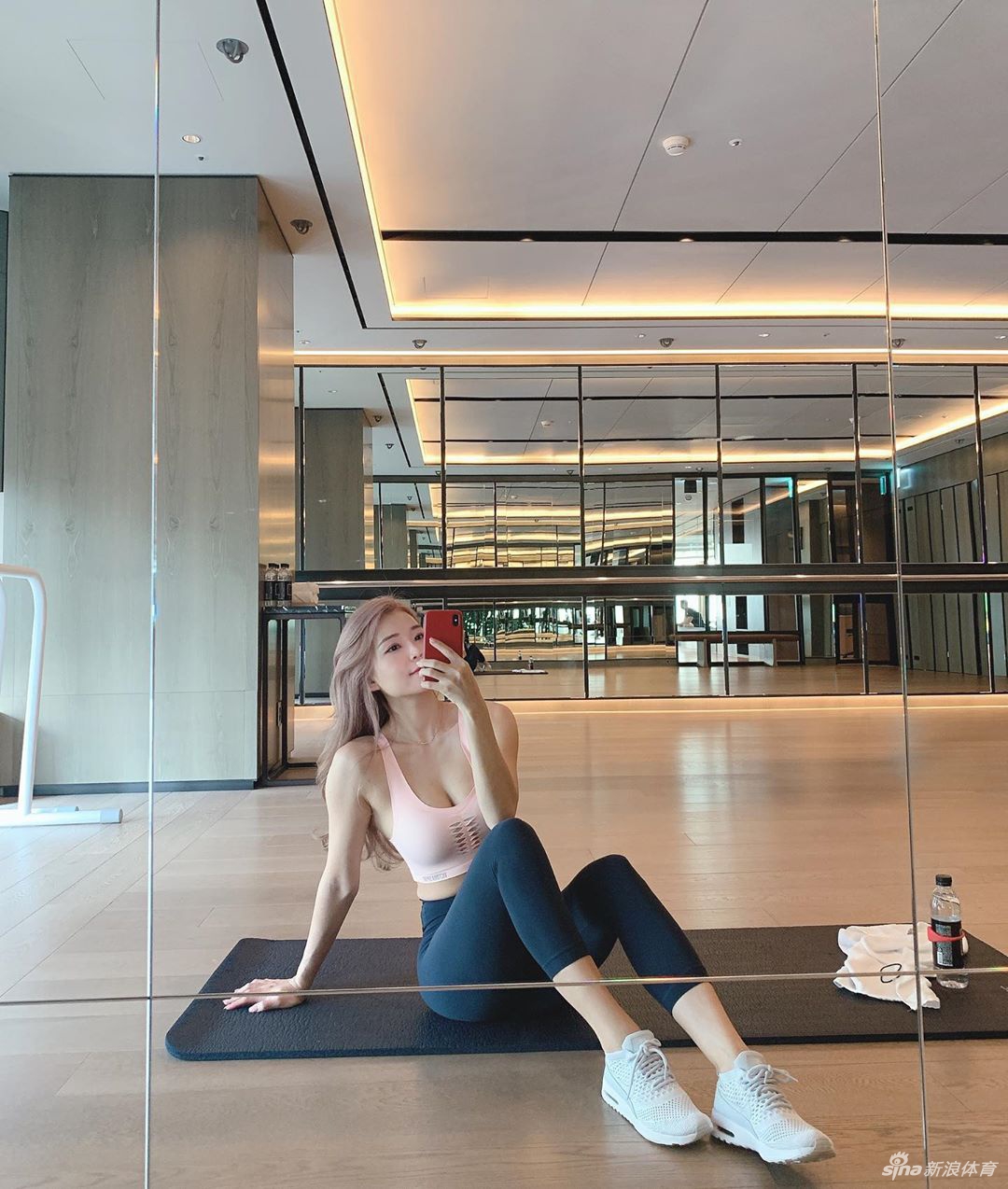 美女健身教练秀出傲人曲线 这身材什么水平