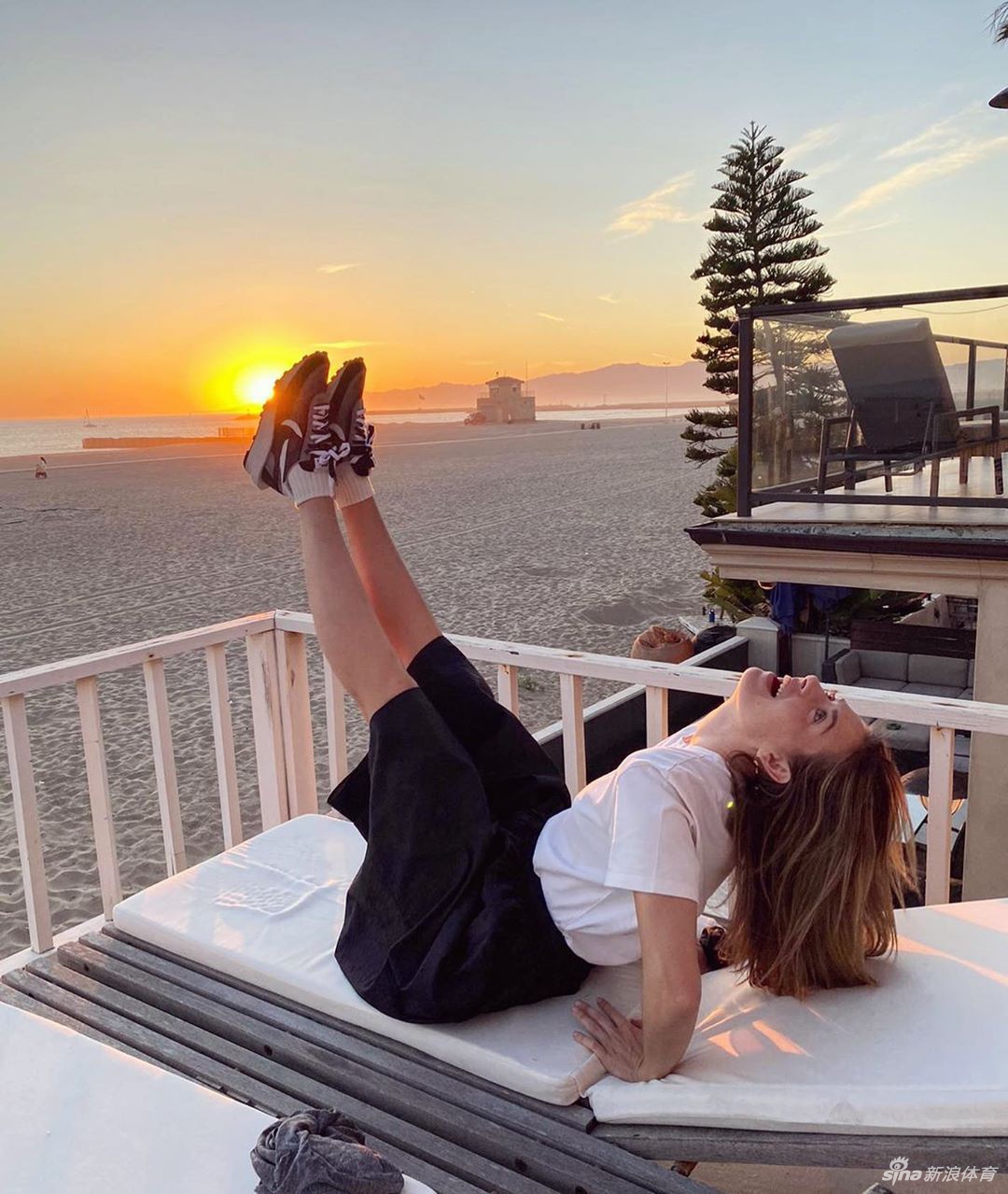 莎娃感受田园风光丸子头发型抢镜