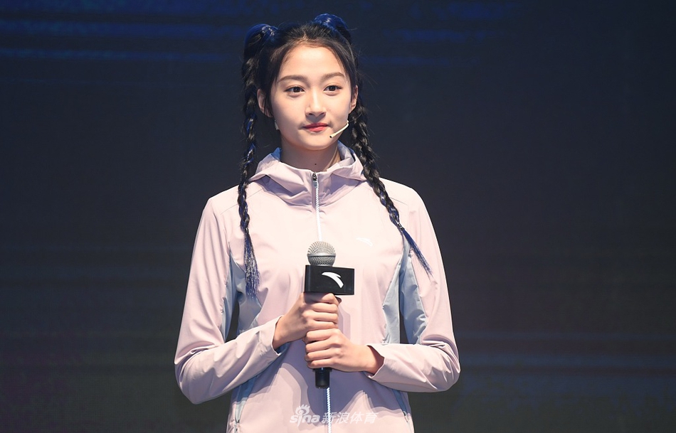 关晓彤在张继科面前颠乒乓球表情呆萌