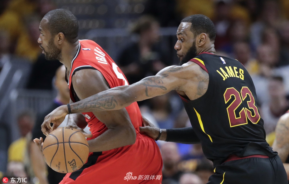 詹姆斯背后偷球