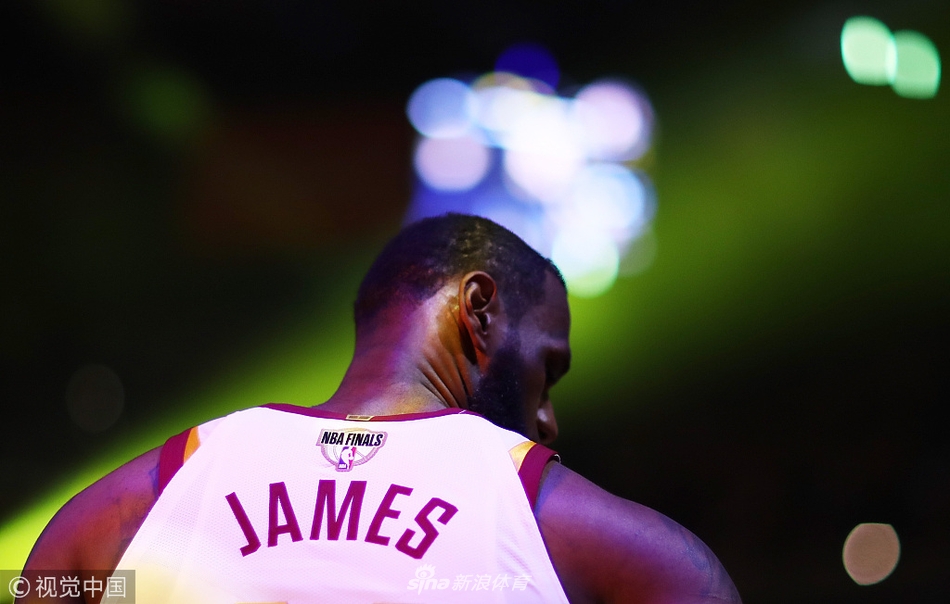 詹姆斯背影很孤独