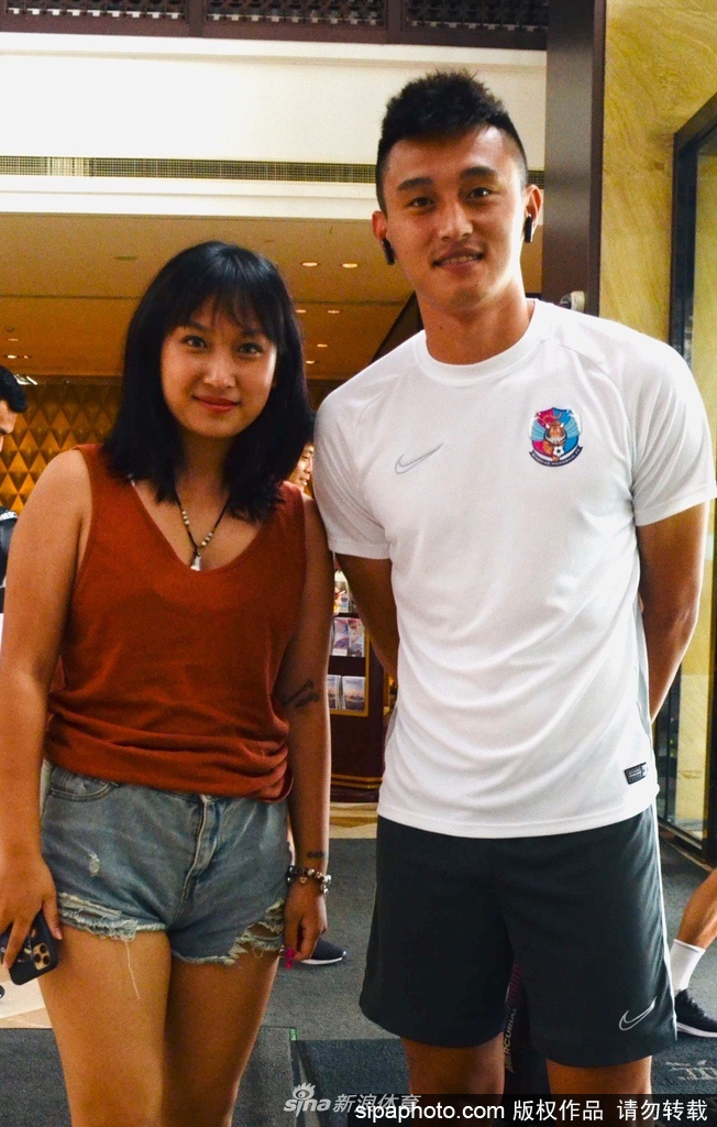 申花旧将随青岛黄海现身酒店 外援友好为球迷签名合影