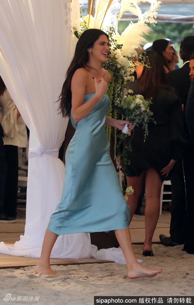 身材妖娆！布克女友肯豆参加婚礼当伴娘