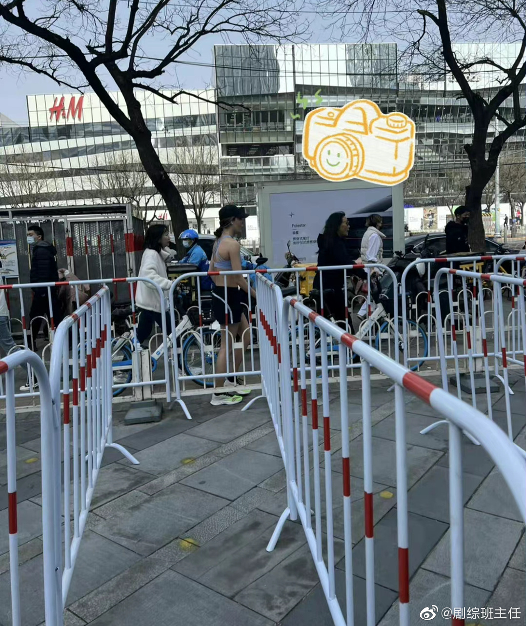 谷爱凌北京晨跑从鼓楼到三里屯 开心与粉丝合影