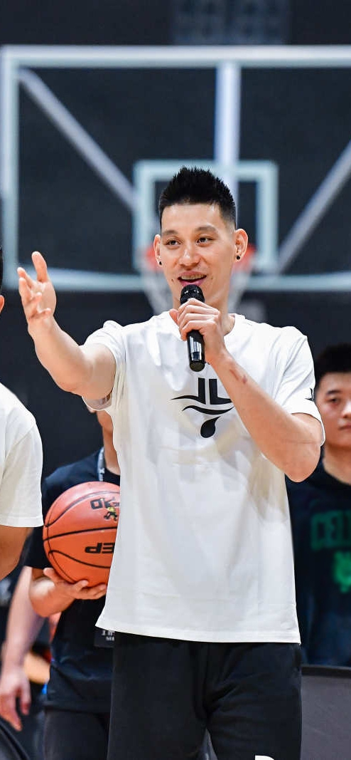 林书豪晒合影为李易峰庆生 称5月8日将有惊喜